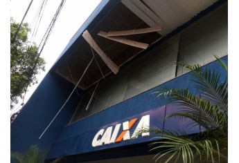 Estrutura de agência bancária tem danos parciais no centro da cidade (Foto: Siga Mais).