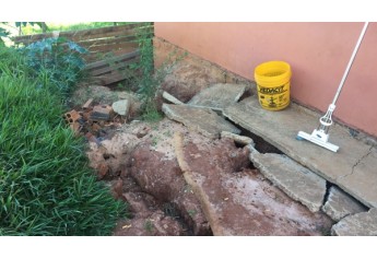 Casa da Rua Cedro é invadida repetidamente pelas aguas pluviais, expondo o imóvel a riscos estruturais, além de perdas de móveis e transtorno aos moradores (Foto: Siga Mais/Maio/2017).