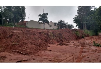 Início das obras preliminares foram interrompidas em razão das chuvas, e causam transtornos a quem utiliza o local, pela Ponte do Caldeira (Foto: Andrey Cíceri/Cedida).