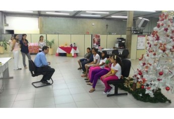 Junto à agência do Banco Santander em Adamantina, crianças ficaram por dentro do funcionamento do estabelecimento bancário (Foto: Cedida/Assessoria de Imprensa).