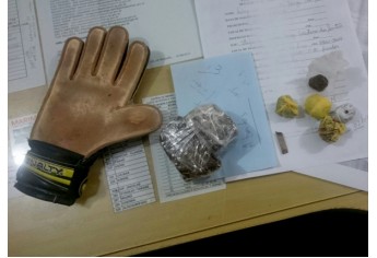 Maconha que estava na mochila de uma criança 1 ano e 8 meses e cinco porções menores que estavam com adolescente (Foto: Polícia Miliar/Cedida).