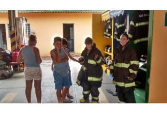 No posto do Corpo de Bombeiros de Adamantina, crianças conheceram a rotina do lugar (Foto: Cedida/Assessoria de Imprensa).