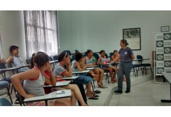 Na Polícia Militar de Adamantina, crianças recebem instruções sobre os serviços e atividades realizados pelos policiais (Foto: Cedida/Assessoria de Imprensa).