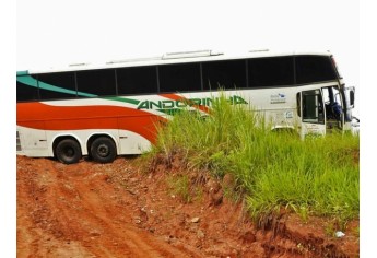 Ônibus ficou preso na alça de acesso da Rodovia Assis Chateaubriand (Foto: Cristiano Nascimento/Cedida)