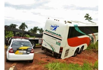 Ônibus ficou preso na alça de acesso da Rodovia Assis Chateaubriand (Foto: Cristiano Nascimento/Cedida)