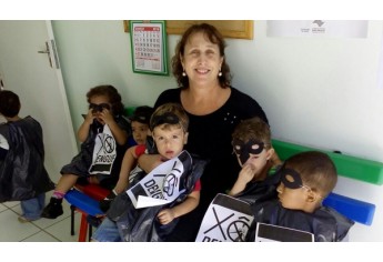 Diretora da EMEI Monteiro Lobato, Sirlei Aparecida Bíscolo de Souza, com grupo de alunos da Escola (Foto: Cedida).