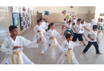 Polícia Civil realiza palestra em Flórida Paulista, em atividade foi dirigida a crianças e adolescentes (Foto: Deinter 8/Cedida).