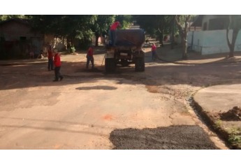 Prefeitura executa serviços de tapa-buracos em 13 bairros e na área central. (Foto: Assessoria de Imprensa)