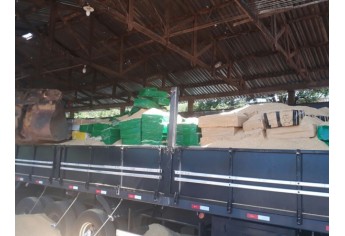 Mais de 11 toneladas de maconha em meio à carga de farelo de soja foram apreendidas pela Polícia Federal (Foto: Cedida/PF).