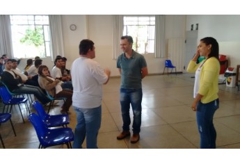 Palestra levou aos alunos da APAE informações sobre separação dos materiais e da coleta seletiva (Foto: Assessoria de Imprensa).