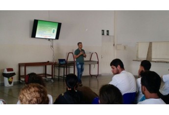 Palestra levou aos alunos da APAE informações sobre separação dos materiais e da coleta seletiva (Foto: Assessoria de Imprensa).