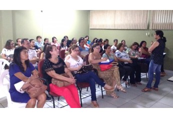 Treinamento para merendeiras das creches foi realizado pela Secretaria Municipal de Educação de Adamantina (Foto: Da Assessoria).