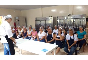 Treinamento para merendeiras das creches foi realizado pela Secretaria Municipal de Educação de Adamantina (Foto: Da Assessoria).