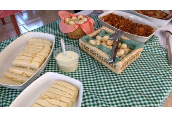 Treinamento para merendeiras das creches foi realizado pela Secretaria Municipal de Educação de Adamantina (Foto: Da Assessoria).