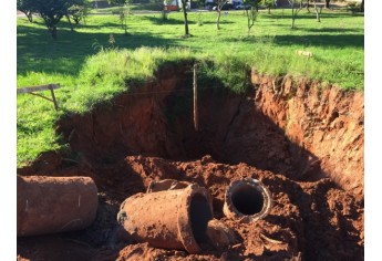 Crateras surgem em novo ponto do Parque dos Pioneiros, nas proximidades dos sanitários públicos (Foto: Siga Mais). Crateras surgem em novo ponto do Parque dos Pioneiros, nas proximidades dos sanitários públicos (Foto: Siga Mais).