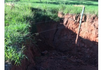 Crateras surgem em novo ponto do Parque dos Pioneiros, nas proximidades dos sanitários públicos (Foto: Siga Mais).