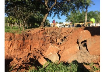 Crateras surgem em novo ponto do Parque dos Pioneiros, nas proximidades dos sanitários públicos (Foto: Siga Mais).