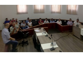 Audiência pública foi realizada nas dependências da Câmara Municipal, com autoridades e pouca representação da população (Foto: Paulo Henrique de Brito).