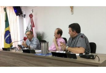 Presidente da Câmara Municipal, Eduardo Fiorillo (ao centro), com o diretor-presidente da empresa, Gabriel Alves Pereira Júnior, e o gerente de serviços comerciais da Energisa Sul-Sudeste, Dalessandro Luis Mafei (Foto: Siga Mais).