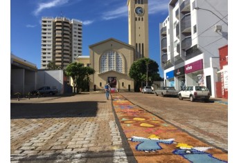 Decoração tradicional nas procissões de Corpus Christi é realizada nas proximidades da Igreja Matriz de Santo Antônio (Foto: Siga Mais).