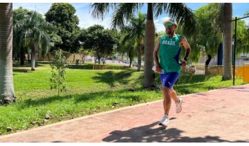Em 6 horas, ultramaratonista corre 75 km no Parque Caldeira e estimula doao de alimentos