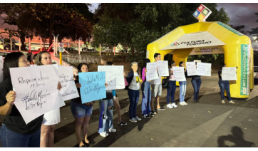 Banda Marcial de Adamantina: alunos, pais e apoiadores fazem protesto durante evento público