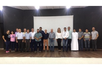 Encontro sobre melhorias em eficiência energética, para duas entidades adamantinenses, foi realizado no anfiteatro da Biblioteca de Adamantina (Foto: Energisa).