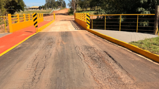 Asfalto em acesso à nova ponte da Rua Santa Catarina apresenta deformações; Prefeitura de manifesta