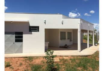 Estádio recebeu novo vestiário e cantina ao lado do portão principal de acesso ao local (Foto: Siga Mais).
