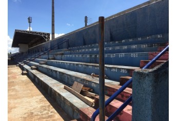 Arquibancadas recebeu corrimões, para maior segurança do público (Foto: Siga Mais).