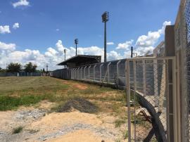 Novo alambrado instalado no estádio municipal (Foto: Siga Mais).