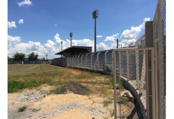 Novo alambrado instalado no estádio municipal (Foto: Siga Mais).