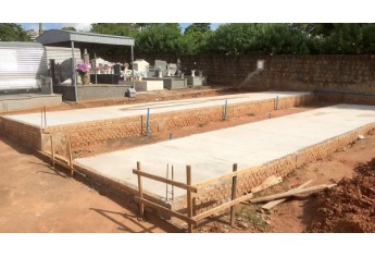 Estrutura base para receber os lóculos foi instalada no Cemitério da Saudade, em Adamantina (Foto: Siga Mais).