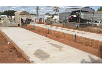 Estrutura base para receber os lóculos foi instalada no Cemitério da Saudade, em Adamantina (Foto: Siga Mais).
