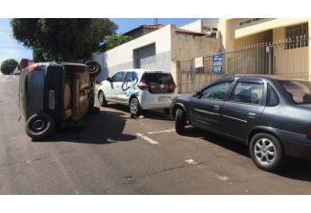 Carro tombou no centro de Adamantina, após atingir outros dois carros estacionados (Foto: Siga Mais).