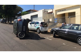 Carro tombou no centro de Adamantina, após atingir outros dois carros estacionados (Foto: Siga Mais).