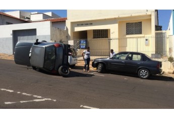 Carro tombou no centro de Adamantina, após atingir outros dois carros estacionados (Foto: Siga Mais).