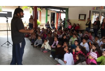 Com iniciativa da Comissão de Educação do Lions Clube de Adamantina, Paulo Silas levou teatro com boneco de ventríloquo para a Emef Eurico Leite de Moraes (Foto: Cedida).