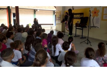 Com iniciativa da Comissão de Educação do Lions Clube de Adamantina, Paulo Silas levou teatro com boneco de ventríloquo para a Emef Eurico Leite de Moraes (Foto: Cedida).