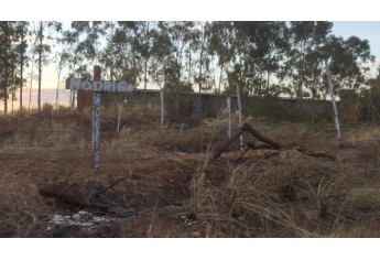 Demarcações e pinturas com nomes sinalizam o ocupação de área na faixa de terras ao longo da via férrea, altura do Jardim Adamantina (Foto: Siga Mais).