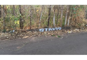 Demarcações e pinturas com nomes sinalizam o ocupação de área na faixa de terras ao longo da via férrea, altura do Jardim Adamantina (Foto: Siga Mais).