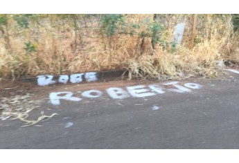 Demarcações e pinturas com nomes sinalizam o ocupação de área na faixa de terras ao longo da via férrea, altura do Jardim Adamantina (Foto: Siga Mais).