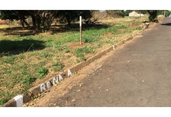 Demarcações na Avenida Cristóvão Goulart Marmo, em terrenos na região da antiga Colônia da Fepasa (Foto: Siga Mais).