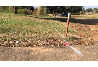 Demarcações na Avenida Cristóvão Goulart Marmo, em terrenos na região da antiga Colônia da Fepasa (Foto: Siga Mais).