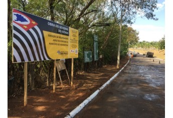Obras de recapeamento foram iniciadas na Rua Carlos Pegoraro, no Distrito Comercial (Foto: Siga Mais).