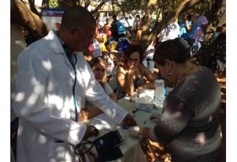 Moradores recebem aferição de índice de glicose no sangue durante Domingo Feliz(foto Giuliano Panvéchio