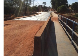 Pavimentação da continuação da Alameda Padre Nóbrega. Trecho também tem galerias de águas pluviais, guias, sarjetas e passeio público (Foto: Siga Mais).