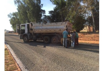 Pavimentação da continuação da Alameda Padre Nóbrega. Trecho também tem galerias de águas pluviais, guias, sarjetas e passeio público (Foto: Siga Mais).