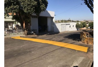 Obstáculo na Rua Osvaldo Cruz, quadra entre a Alameda Cônego João Baptista de Aquino e a Alameda Padre Anchieta (Foto: Siga Mais).