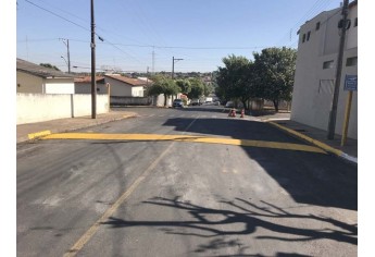 Obstáculo na Alameda Padre Nóbrega, entre a Rua General Isidoro e Rua Antônio Shimidt Vilela, nas proximidades da Igreja Nossa Senhora de Fátima (Foto: Siga Mais).